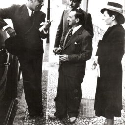 Grupo na calçada em frente a casa de Portinari, no Leme: Mario de Andrade, Oscar Simom, Portinari e Maria. Rio de Janeiro, 1941