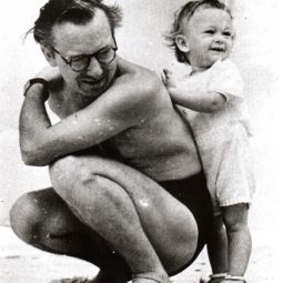 Portinari com seu filho João Candido, na praia do Leme. Rio de Janeiro, 1941